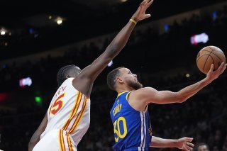 Capela (15) et les Hawks ont battu les Warriors malgré les 60 points de Curry (à droite) KEYSTONE/AP/John Bazemore